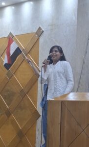 الدكتور حسين المطعنى المدير الاقليمى لمنظمة الامم المتحدة للاعلام يكرم الطفلة الموهوبة رودينا عمر 