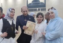الدكتور حسين المطعنى المدير الاقليمى لمنظمة الامم المتحدة للاعلام يكرم الطفلة الموهوبة رودينا عمر بمكتبة القاهرة الكبرى