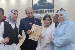الدكتور حسين المطعنى المدير الاقليمى لمنظمة الامم المتحدة للاعلام يكرم الطفلة الموهوبة رودينا عمر بمكتبة القاهرة الكبرى 