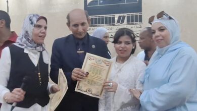 الدكتور حسين المطعنى المدير الاقليمى لمنظمة الامم المتحدة للاعلام يكرم الطفلة الموهوبة رودينا عمر بمكتبة القاهرة الكبرى