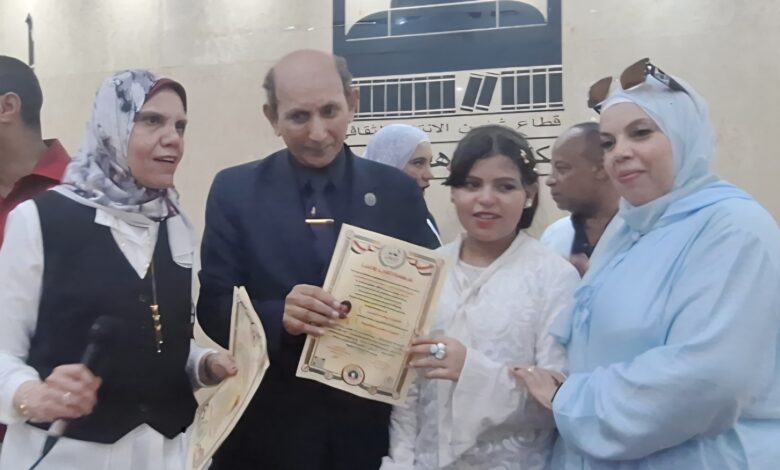 الدكتور حسين المطعنى المدير الاقليمى لمنظمة الامم المتحدة للاعلام يكرم الطفلة الموهوبة رودينا عمر بمكتبة القاهرة الكبرى