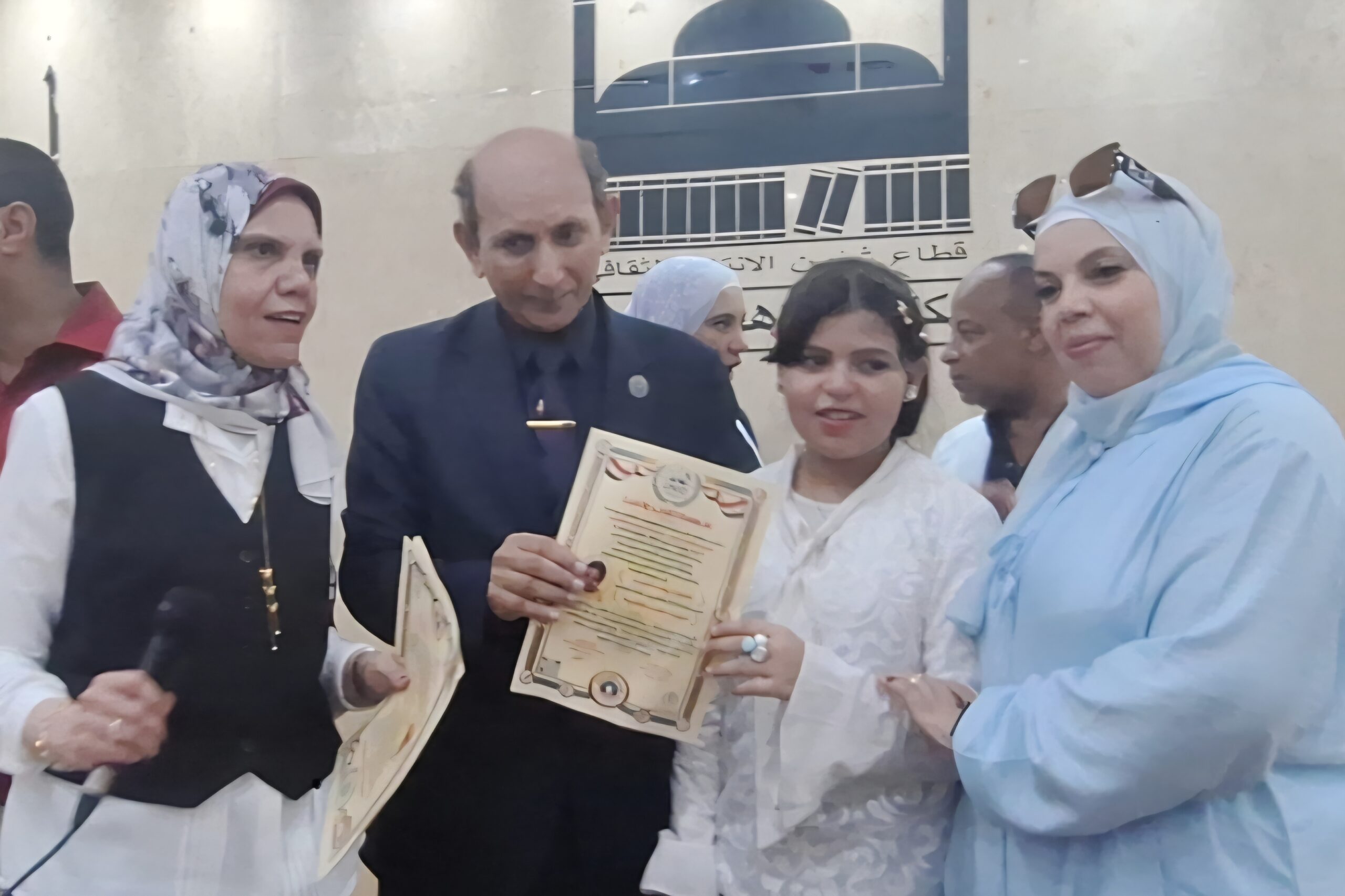 الدكتور حسين المطعنى المدير الاقليمى لمنظمة الامم المتحدة للاعلام يكرم الطفلة الموهوبة رودينا عمر بمكتبة القاهرة الكبرى