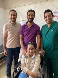 اطباء مستشفى النيل بشبرا الخيمة اثناء المتابعة الصحية لحالة فاطمة وليد